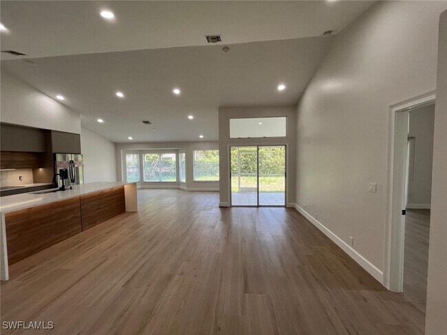 Building Photo - 2285 River Reach Dr