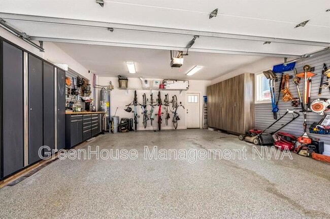 Building Photo - 636 SW B St