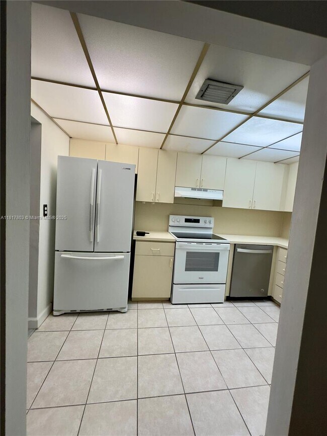 Building Photo - 9359 Fontainebleau Blvd