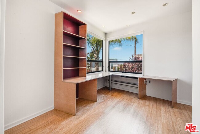 Building Photo - 224 Sunridge St