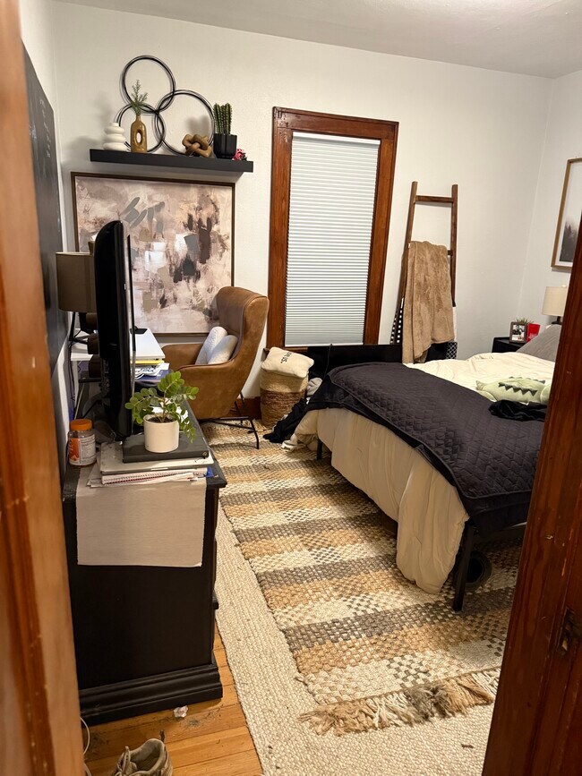 Mainfloor bedroom 2 - 670 S Governor St