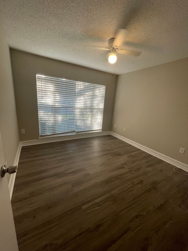 Building Photo - Quick Move in at this Brandon Home for Rent