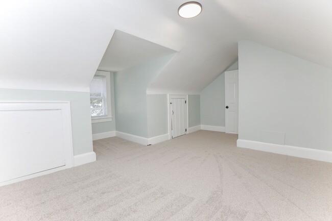 Building Photo - Charming Bungalow