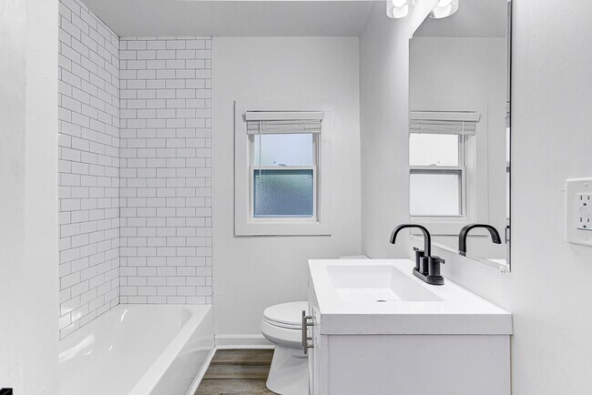 Building Photo - Beautifully Updated Home in East Memphis