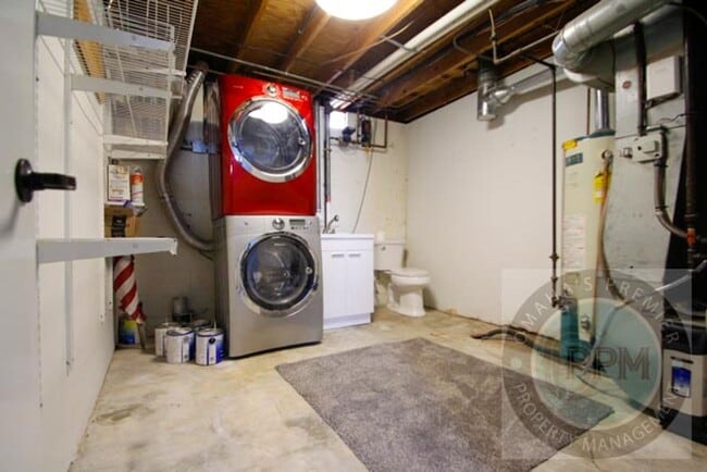 Building Photo - Discover this 3- Bd, 2.5-Ba Omaha, NE,