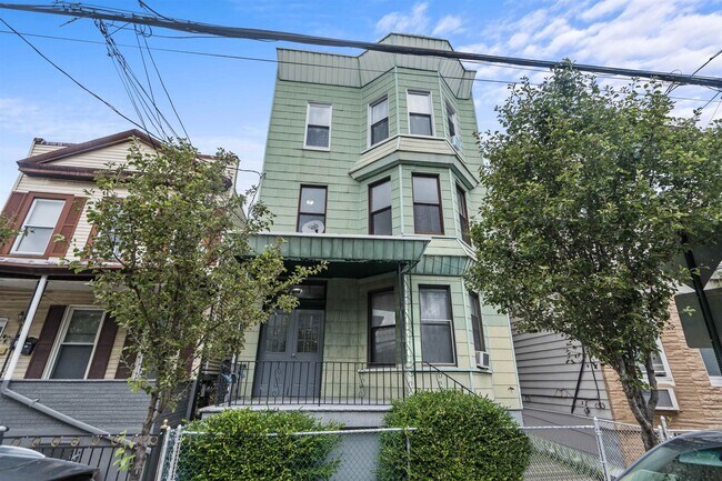 Building Photo - 414 41st St