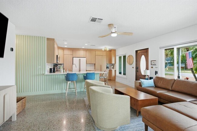 Building Photo - 580 Baywood Dr N