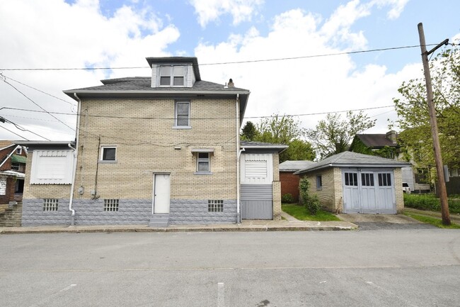 Building Photo - Charming 3-bedroom, 1-bathroom house locat...