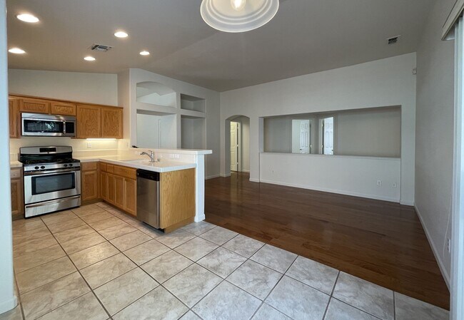 Building Photo - Charming single story home located on the ...