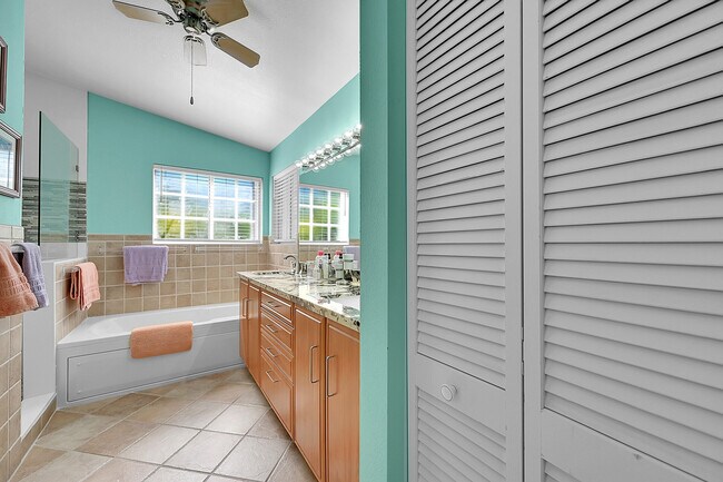 Building Photo - 2922 Port Royale Ln S