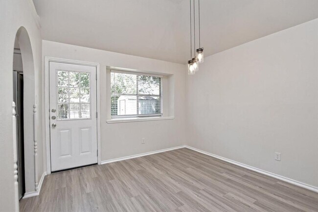 Building Photo - 1705 Laurel Ln