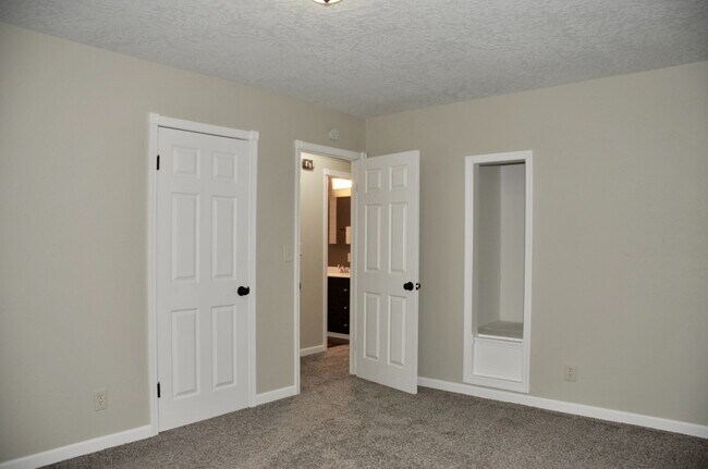 Building Photo - Sanders Beach: 5 bed 2 bath (split level) 4 car garage