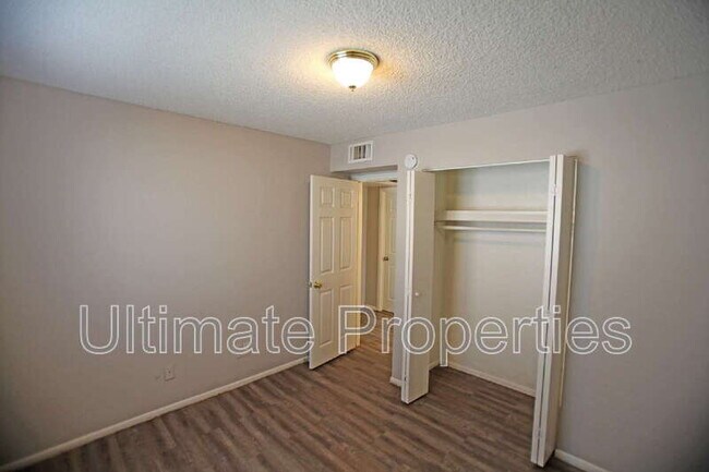 Building Photo - 1547 W Kerry Ln