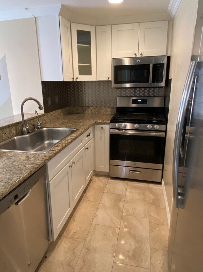 Building Photo - Attn Irvine!  Remodeled Upper 2 bed, 2 bath condo