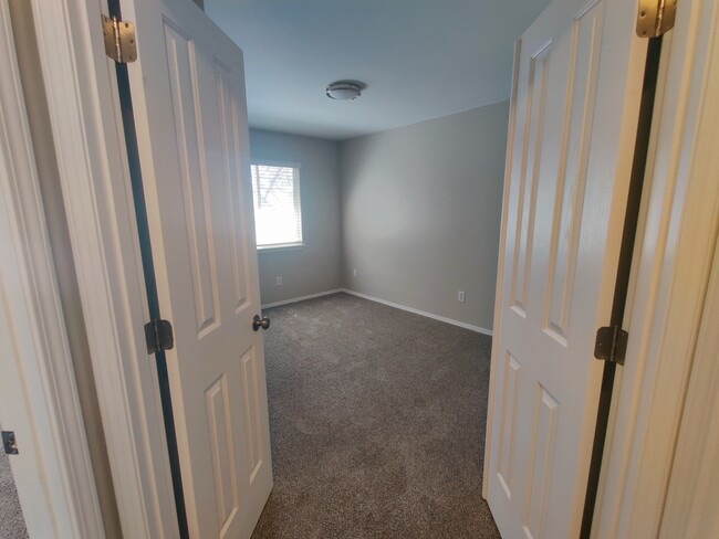 Building Photo - 165 Sagebrush Ave
