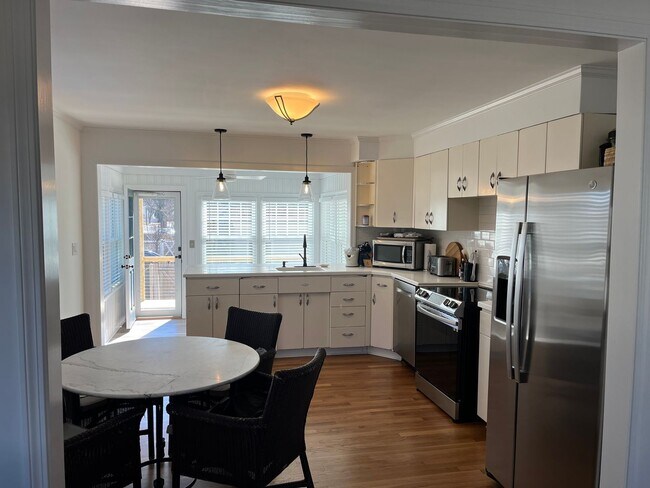 Building Photo - 3 Bedroom 2 Bath Fairfield House Near Southport