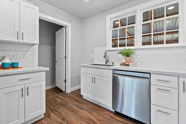 Building Photo - Spacious 4-Bedroom Home in South Capitol O...