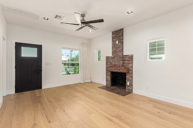 Building Photo - Gorgeous 2-Bed, 2-Bath duplex in the Garfi...