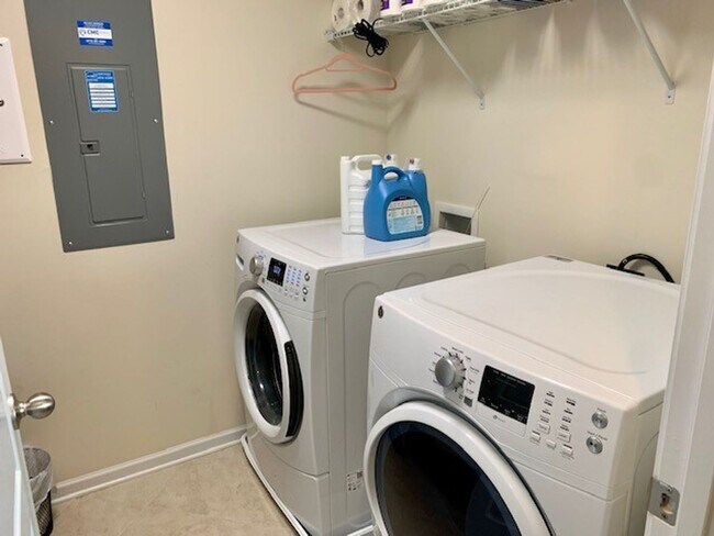 Building Photo - 130 Spring Pine Ln