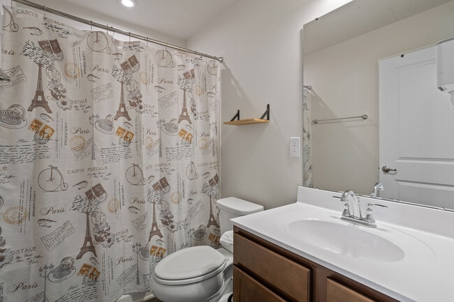 Building Photo - 915 Romeria Dr