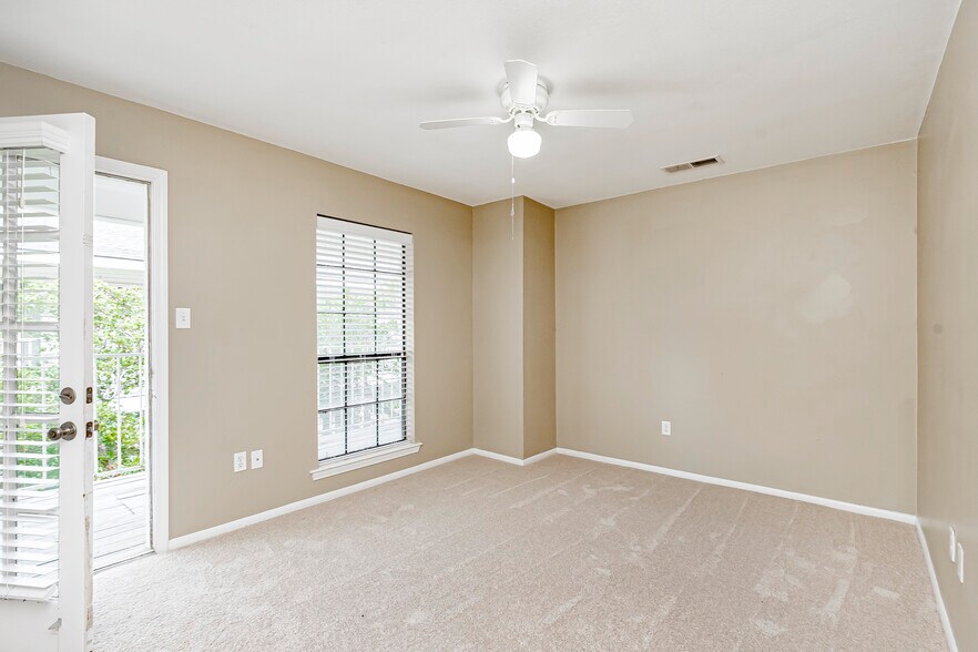 Primary bedroom with balcony - 4352 Stumberg Ln