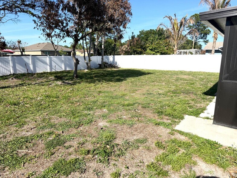 Building Photo - 699 NW Riverside Dr