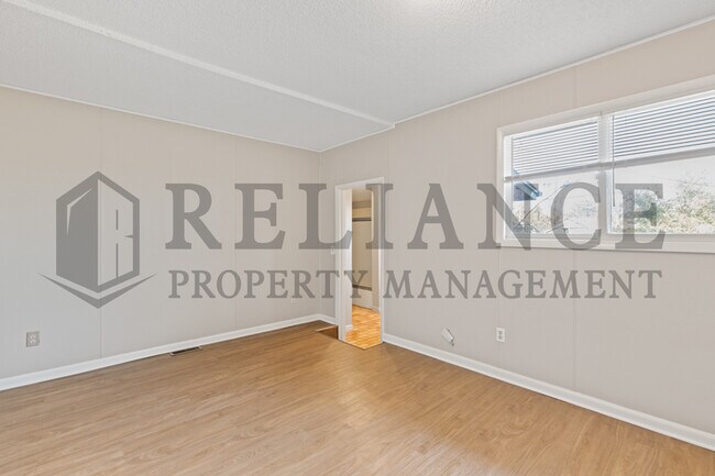 Building Photo - 220 E 44th St S