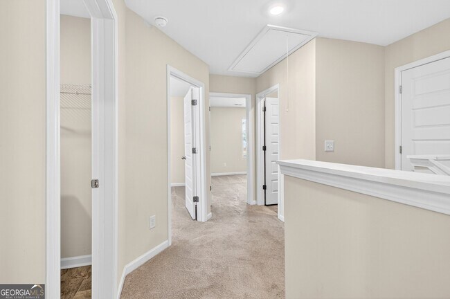 Building Photo - 122 Silver Birch Pass