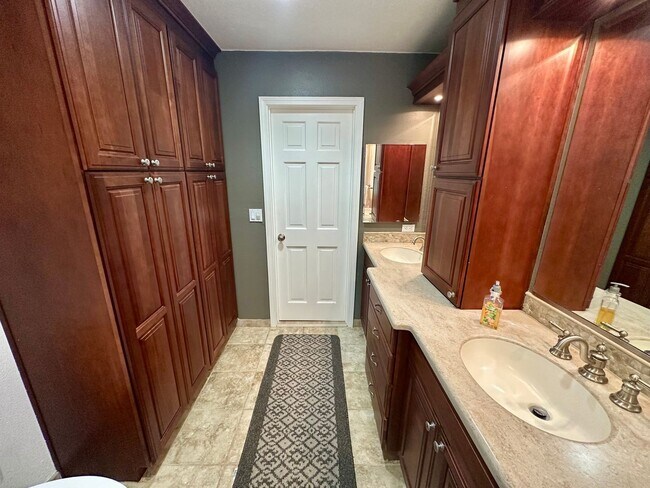 Building Photo - Stunning 4 Bedroom 3 Bathroom House with a...