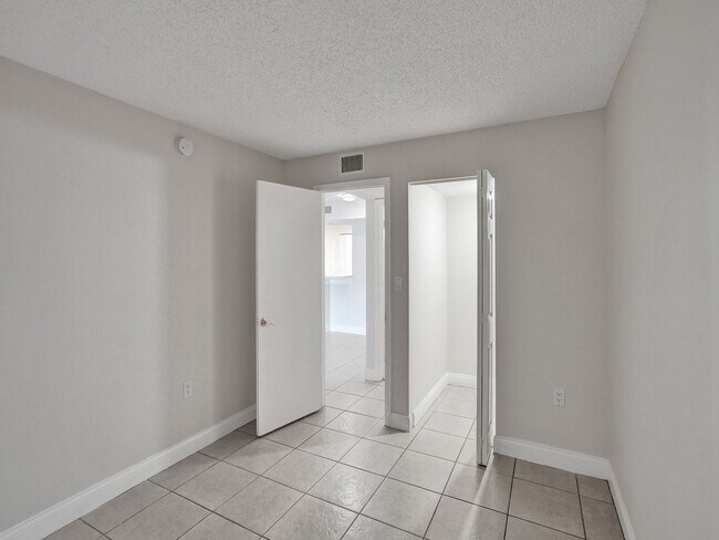 Building Photo - Renovated & Updated 2 Bed/2 Bath Condo with Patio – Prime Springcrest Location!