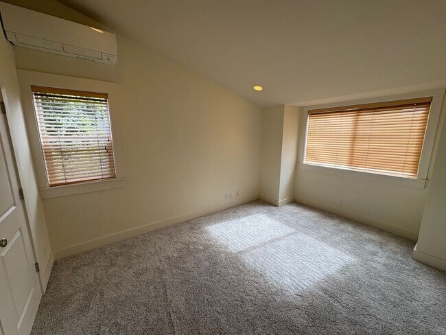 Building Photo - Queen Anne Townhome