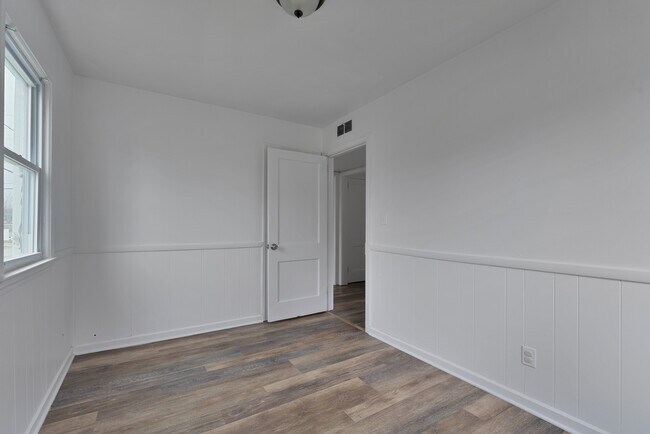 Building Photo - 98 N Navarre Ave