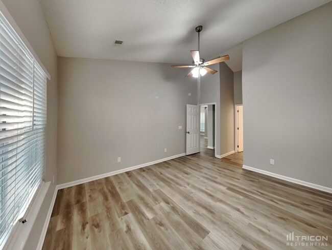 Building Photo - 111 Glendevon Way