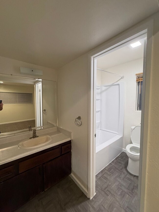 Building Photo - Move in ready 3 Bd 2BA home in upper NE Bakersfield