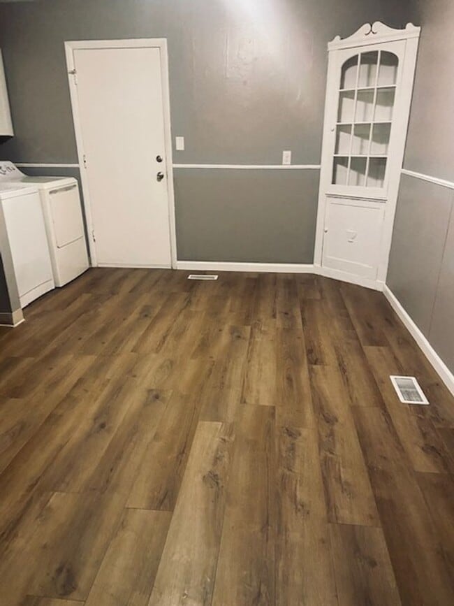 Building Photo - 3 Bedroom, 1 Bath House w/Attached Garage and Fenced Yard