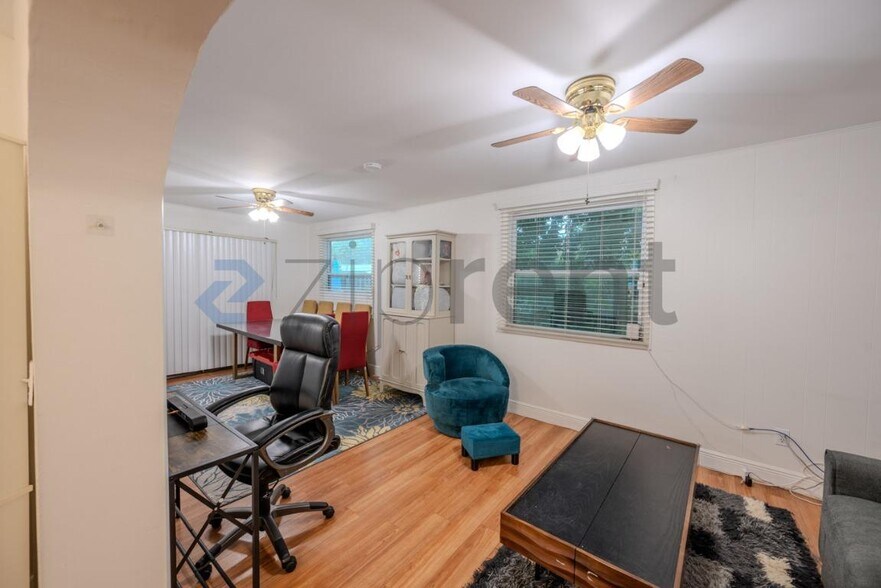 Building Photo - Unit