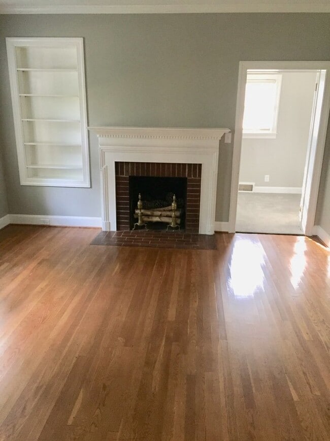Building Photo - 2 Bedroom/ 2 bath Unit! Super close to Bap...