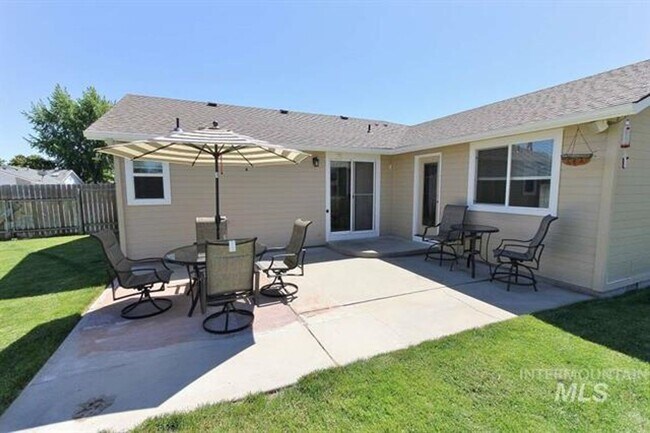 Building Photo - 3 Bedroom 2 Bath Home on 1/4 Acre Available 1/6/2026