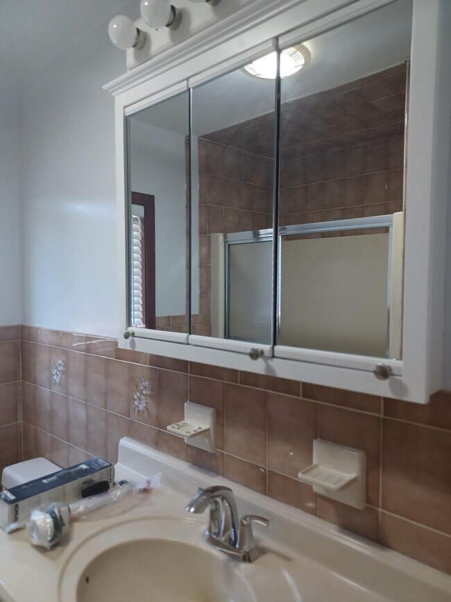1st floor Bath - 35 Danny Rd