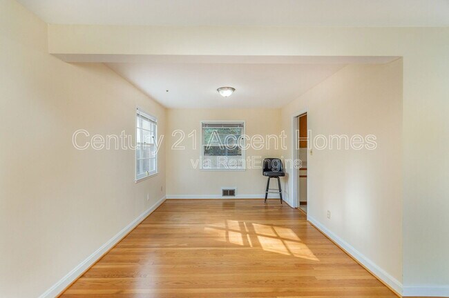 Building Photo - 5852 Lowell Ave