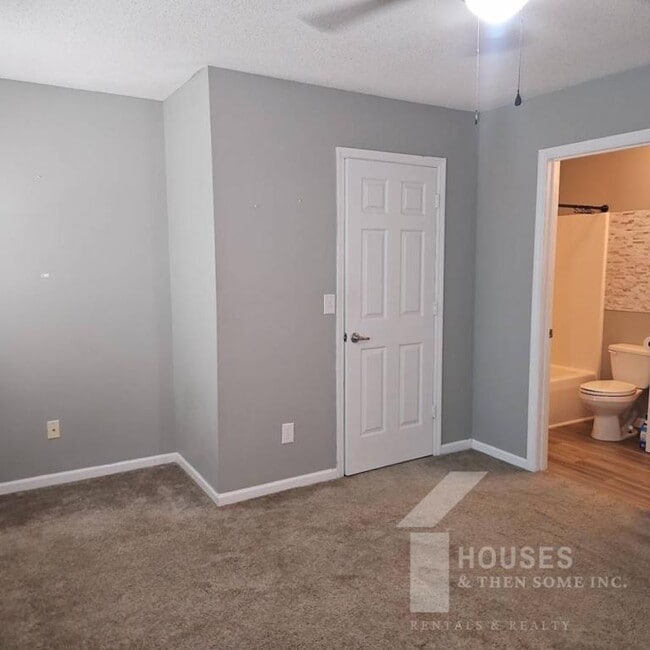 Building Photo - 553 Memorial Dr Ext