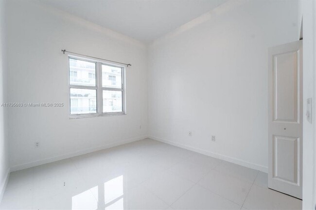 Building Photo - 7910 Harbor Island Dr