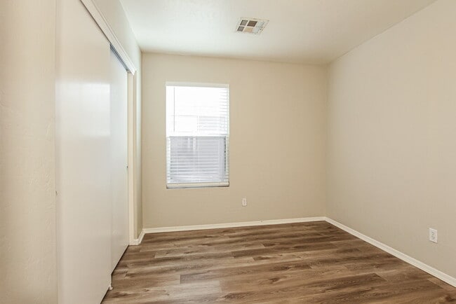 Building Photo - 14837 W Columbine Dr