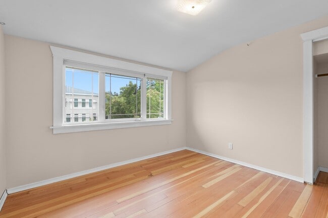 Building Photo - 5Bd/2Ba Seattle Home