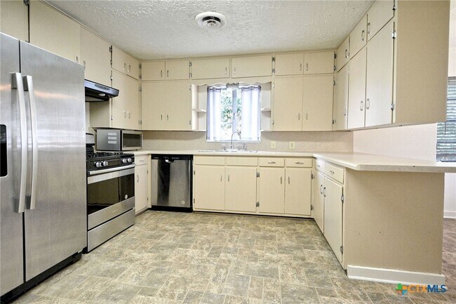 Building Photo - 268 E Mill St