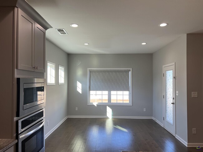 Building Photo - 401 Tivoli Wy