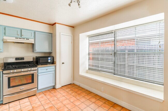 Building Photo - 22018 Kenlake Dr