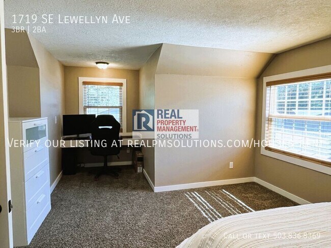 Building Photo - 1719 SE Lewellyn Ave
