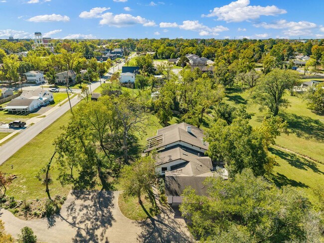 Building Photo - 515 NW D St