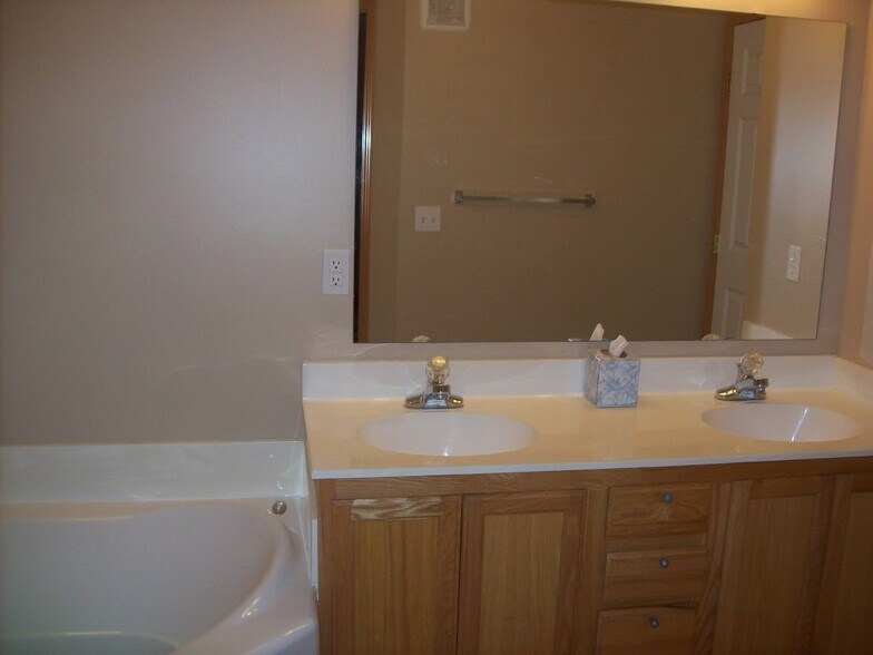 Double vanity - 20617 Erin Way